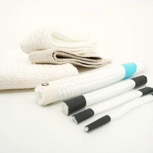 Verschiedene hitzebeständige Glasfaserprodukte, darunter gewebte Bänder, geflochtene Schnüre und Dichtungen, geeignet für Hochtemperatur-Isolierungen und Industrieanwendungen.