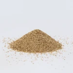 Häufchen loses Vermiculit-Granulat auf weißem Hintergrund thumbnail