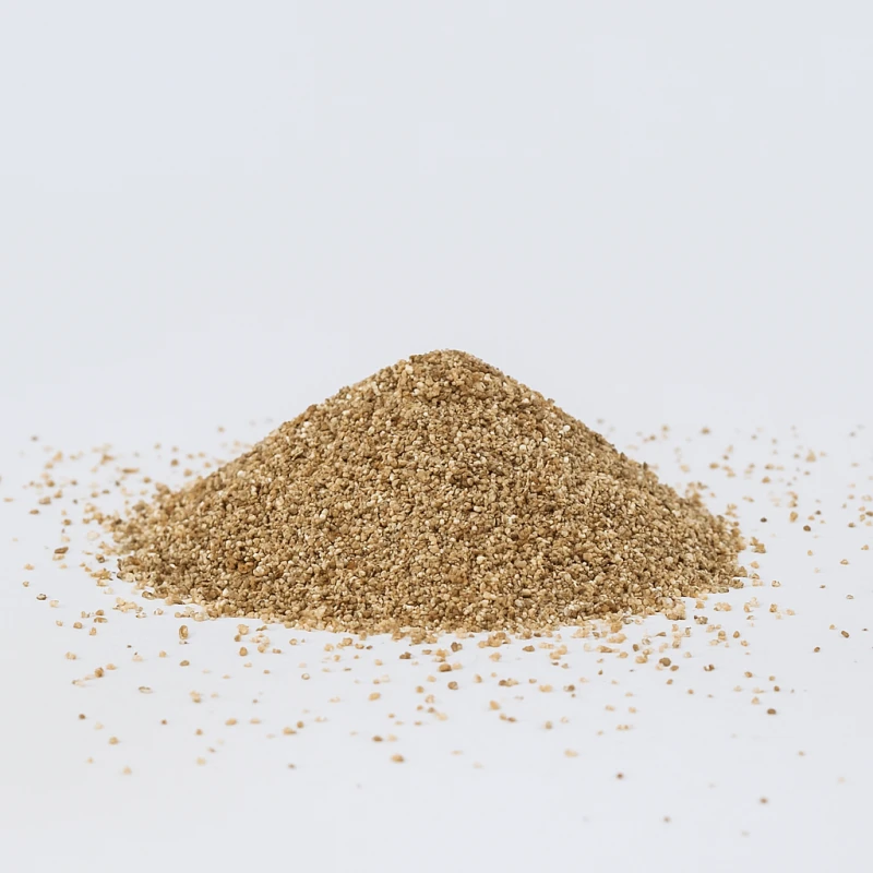 Häufchen loses Vermiculit-Granulat auf weißem Hintergrund